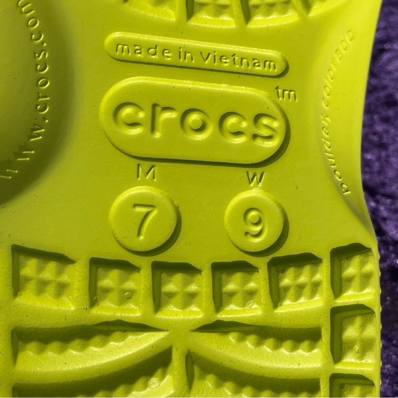 CROCS CLASSIC Neon Yellow NWT women’s size 9 - Picture 6 of 10